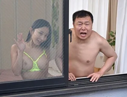 Hai thanh niên bị cô gái ở phòng đối diện phá trinh